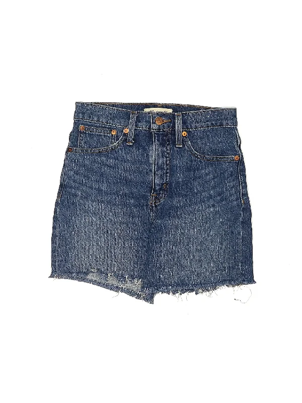 Low-Rise Denim Shorts in Light Wash